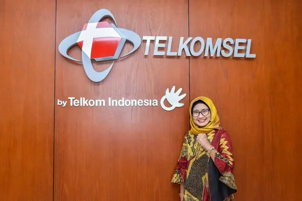 Emma Sri Martini diangkat sebagai Dirut Telkomsel menggantikan Ririek Adriansyah. 