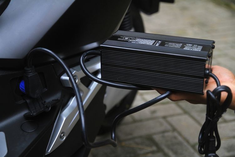Sumber: https://otomotif.kompas.com/read/2020/12/18/111200615/cara-benar-mengecas-baterai-motor-listrik-jangan-tunggu-sampai-habis