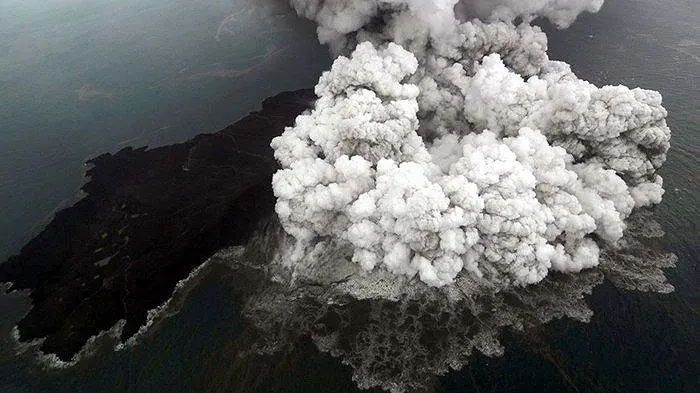 Terjadi Gempa Tremor Terus Menerus, Status Gunung Anak Krakatau Naik Menjadi Siaga