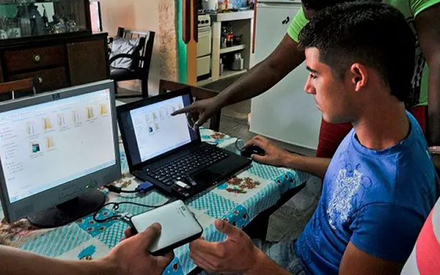 Internet Mahal dan Masih Tertinggal, Warga Kuba Akses Internet Pakai Hard Disk