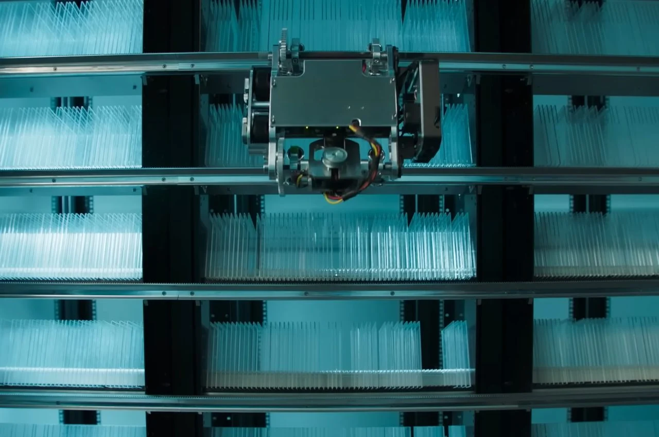 Intip Project Silica Microsoft, 7 TB Data Disimpan di Kaca Awet Hingga ...