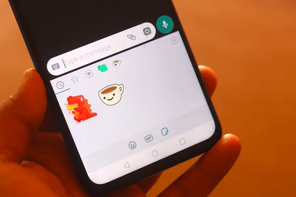 Kini pengguna Android bisa membuat stiker langsung di WhatsApp!  Begini caranya