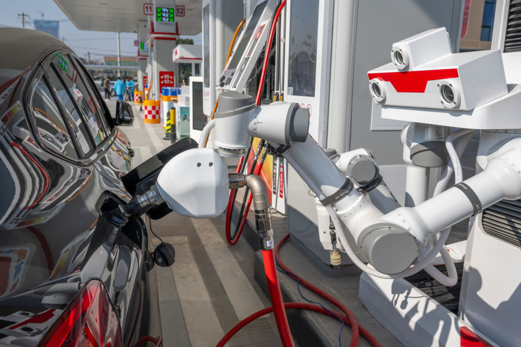 Revolusi Digital di SPBU: Pemerintah Semakin Gencar Terapkan Teknologi AI - Indonesia Menuju Era SPBU Pintar. Indonesia tengah memasuki babak baru dalam industri energi. Pemerintah, melalui berbagai kebijakan dan inisiatif, mendorong percepatan transformasi digital di sektor perminyakan. Salah satu langkah konkrit yang tengah digencarkan adalah penerapan teknologi kecerdasan buatan (Artificial Intelligence/AI) di Stasiun Pengisian Bahan Bakar Umum (SPBU).