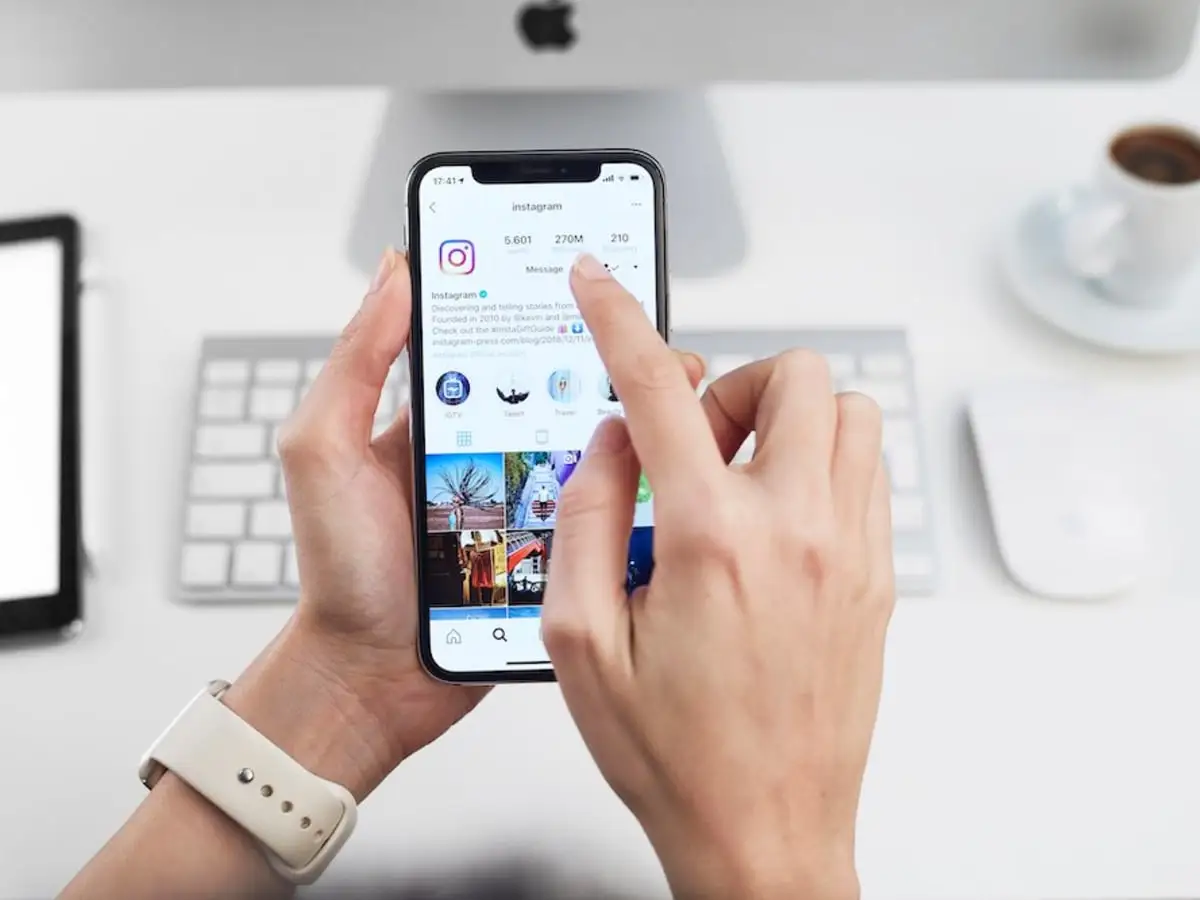 Instagram Perkenalkan Social Library - Instagram terus berinovasi untuk memberikan pengalaman terbaik bagi penggunanya. Kali ini, platform berbagi foto dan video paling populer di dunia tersebut tengah mengembangkan fitur baru yang sangat dinantikan, yaitu Social Library. Fitur ini dirancang untuk menjadi tempat penyimpanan khusus bagi berbagai jenis konten yang disukai pengguna, mulai dari video lucu, postingan inspiratif, hingga reels yang ingin disimpan.