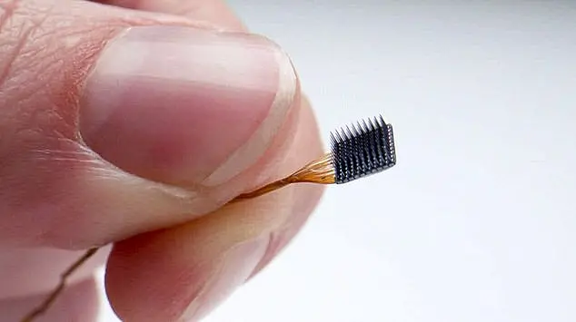 Sumber: https://www.dailymail.co.uk/sciencetech/article-12007025/The-company-implanted-dozens-chips-peoples-brains.html