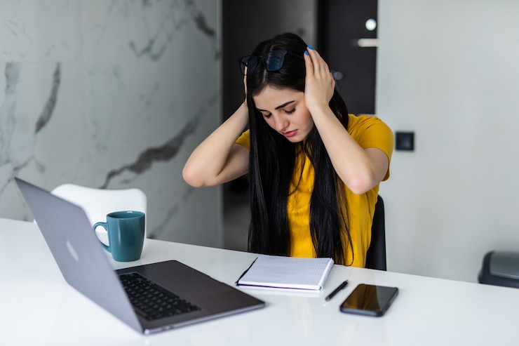 Sumber: https://www.freepik.com/free-photo/frustrated-woman-works-from-home-her-laptop-holds-her-head-sitting-kitchen-home_18425610.htm#query=stress%20infront%20of%20laptop&position=8&from_view=search&track=ais