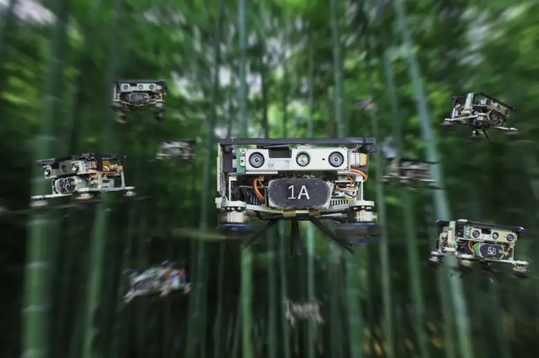 Segerombolan drone diterbangkan di dalam hutan tanpa menabrak satu sama lain