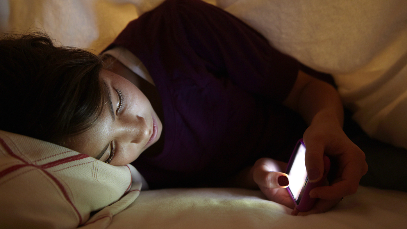 bahaya main ponsel menjelang tidur