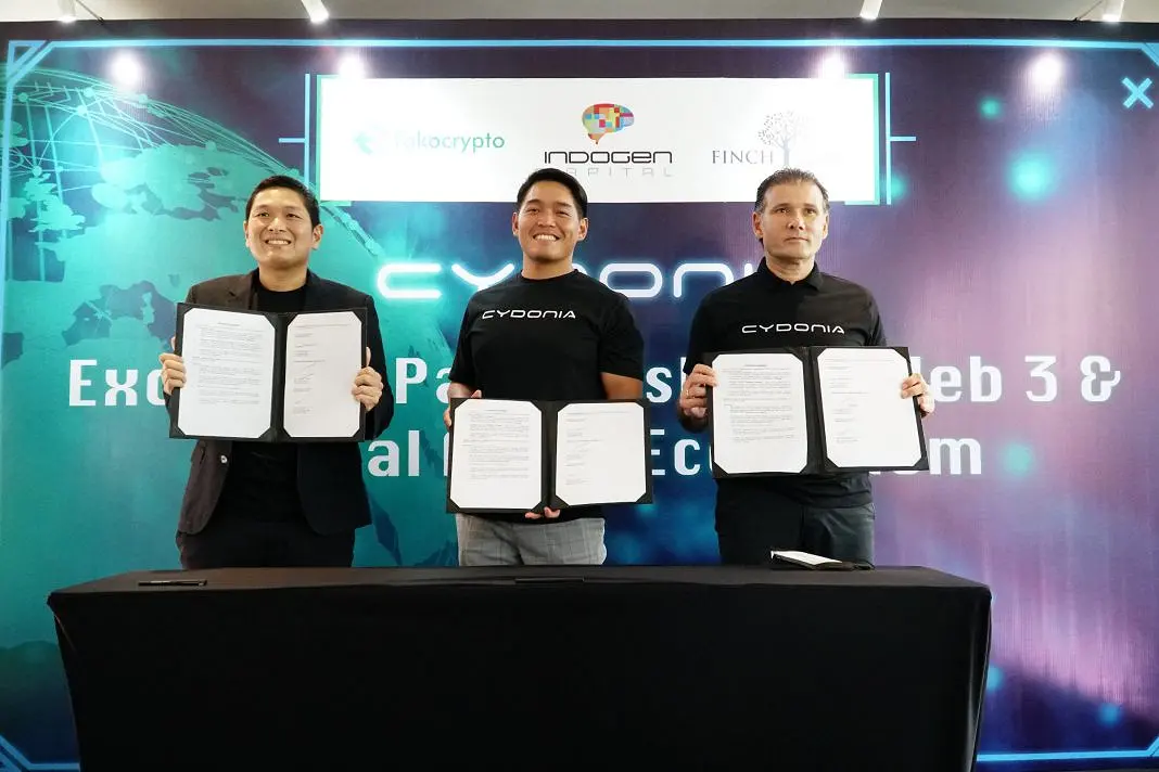 (ki-ka) Chandra Firmanto, Managing Partner IndoGen Capital; CEO Tokocrypto, Pang Xue Kai; Hans De Back, Managing Partner dari Finch Asia, lakukan penandatanganan MoU Cydonia Fund, Kamis (17/3).
