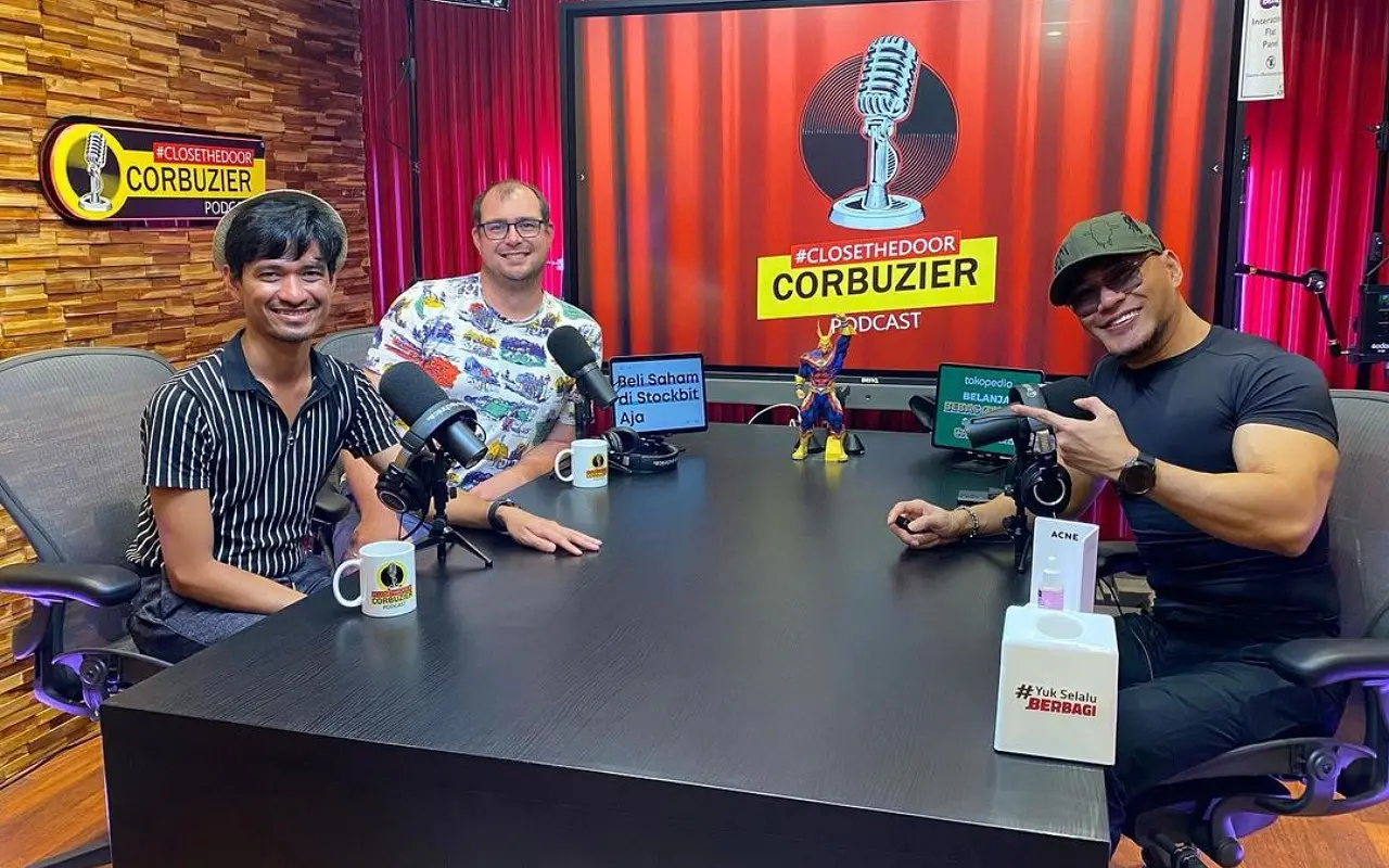 Diundang Podcast Deddy Corbuzier, 8 Potret Ragil Mahardika Mudik Ke  Indonesia