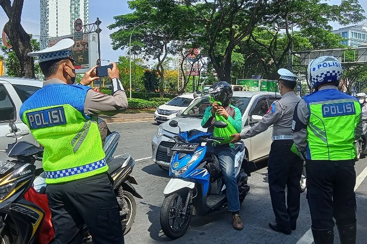 pelanggaran lalu lintas