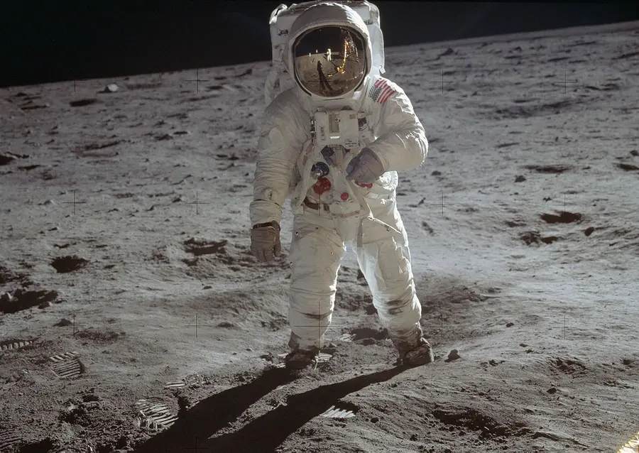 Video pendaratan pertama di Bulan Neil Armstrong