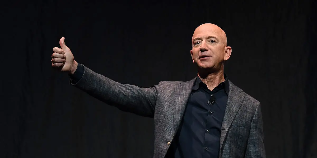 Jeff Bezos didemo pegawainya