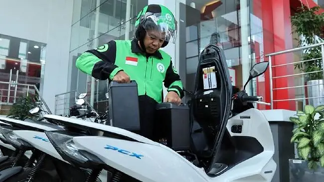 Pilot Commercial, Gojek dan Pertamina, Motor Listrik