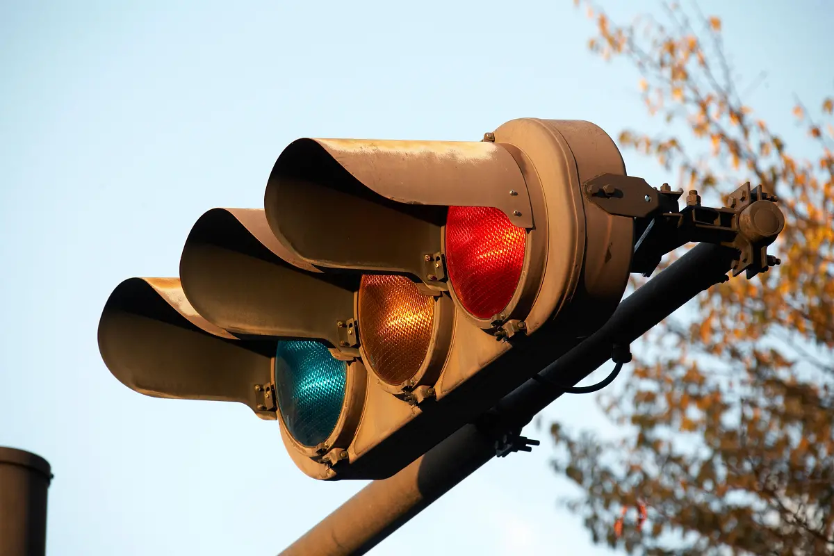 Lampu Lalu Lintas Jepang Berwarna Biru, Kok Bisa?