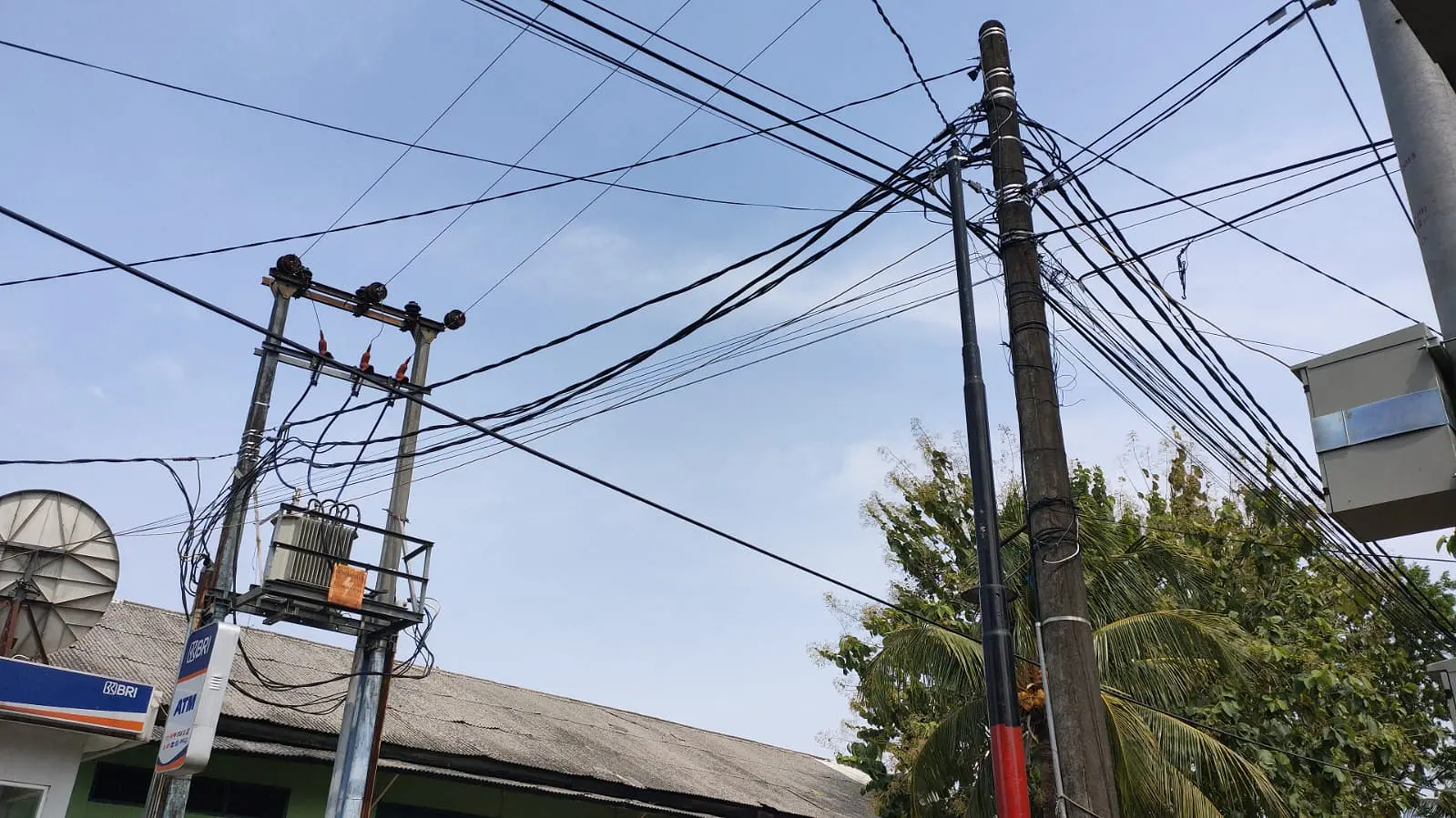 Kabel Semrawut di Kota-kota Besar Indonesia Akan Dirapikan & Dipindah ke Dalam Tanah