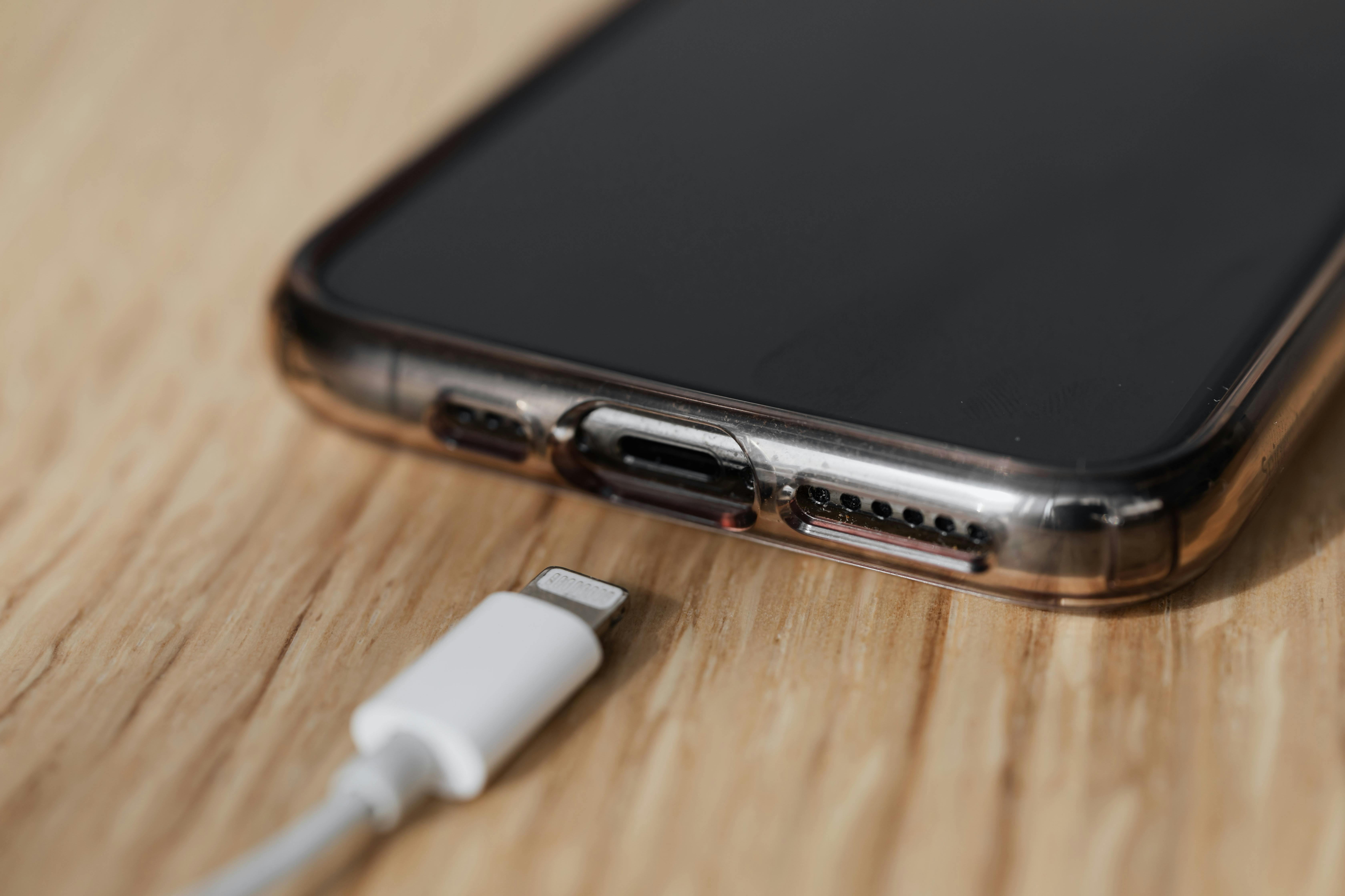 Apple Peringatkan Pengguna untuk Mengecas iPhone dengan Benar, Simak Panduannya!