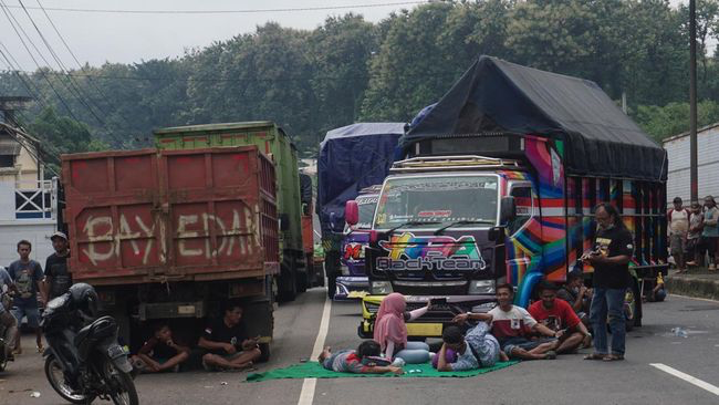 Demo Sopir Truk ODOL Over Dimension and Overloading