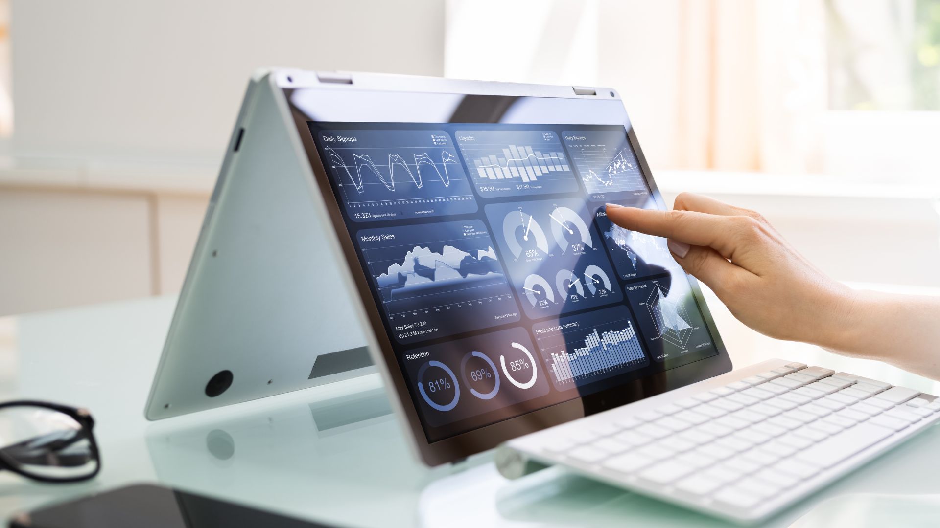 Petani menggunakan teknologi modern dalam bertani