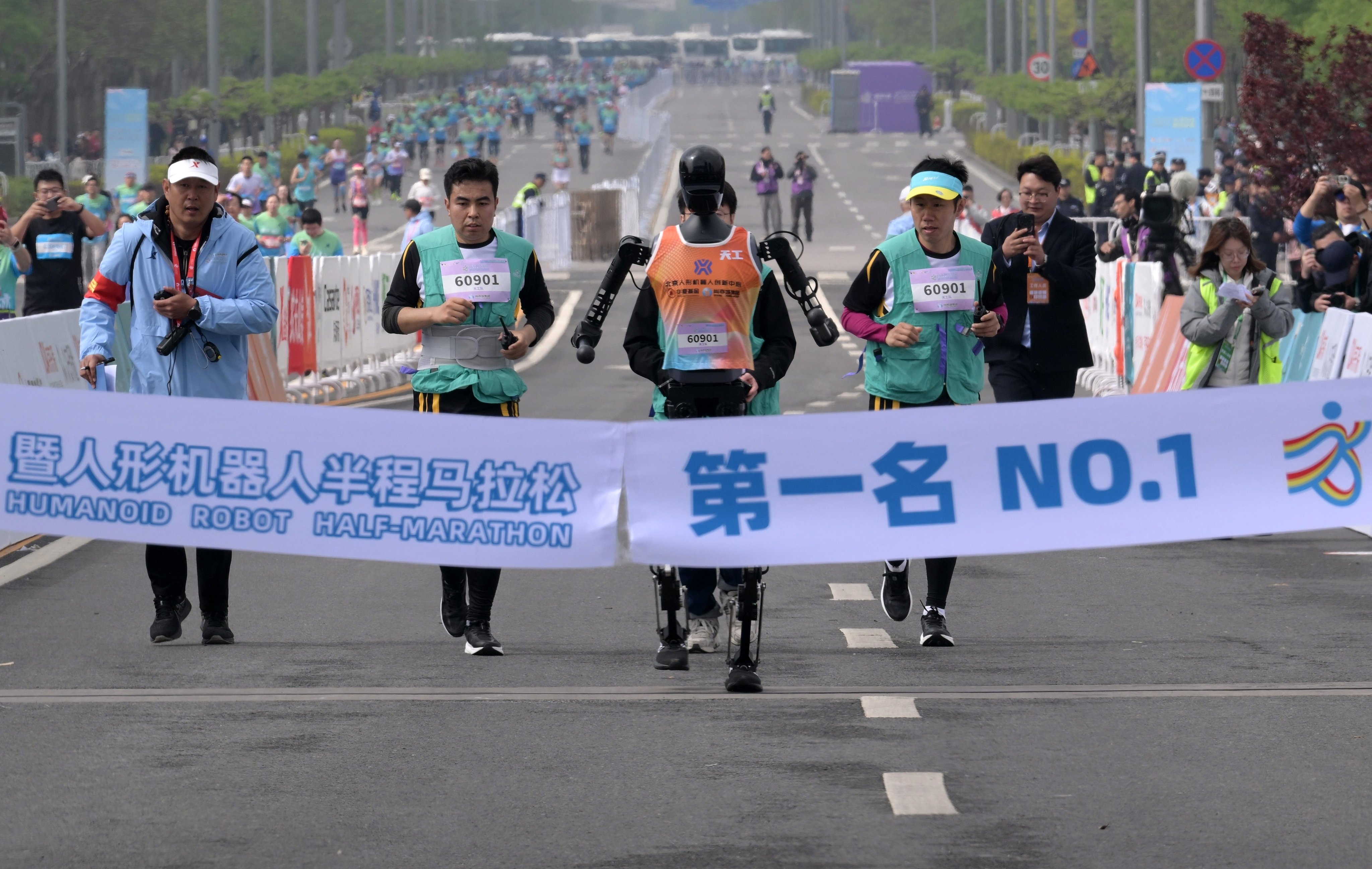 Puluhan Robot Humanoid Ikuti Lomba Lari Half Marathon di Beijing