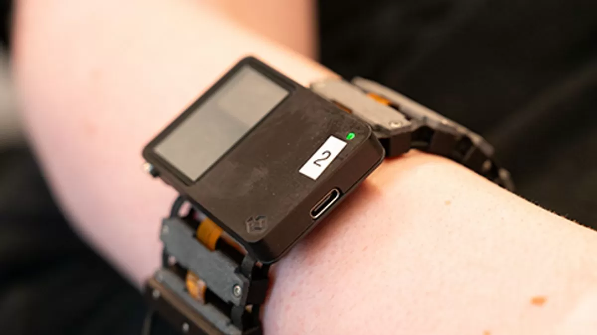 Gelang pintar terbaru Meta, sEMG-RD, bisa kontrol komputer tanpa sentuhan lewat sinyal otot. Teknologi ini tawarkan interaksi baru lewat gerakan tangan.