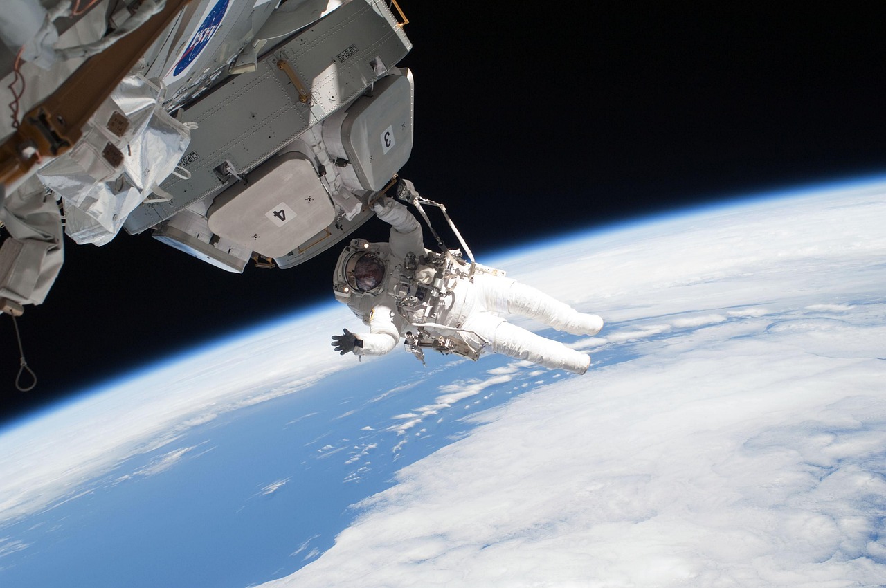 Keren, Jepang Siapkan Satelit yang Bisa Bersihkan Sampah Antariksa - Teknologi