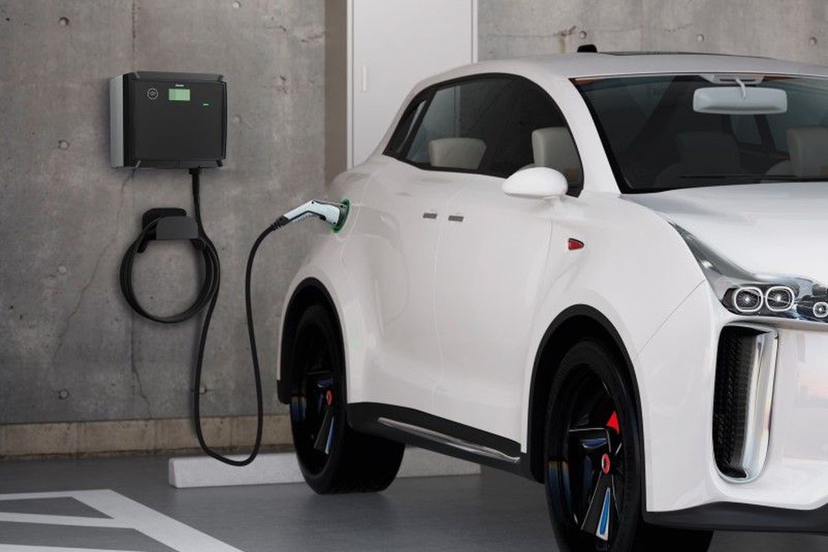 Isi daya mobil listrik dengan aman di rumah