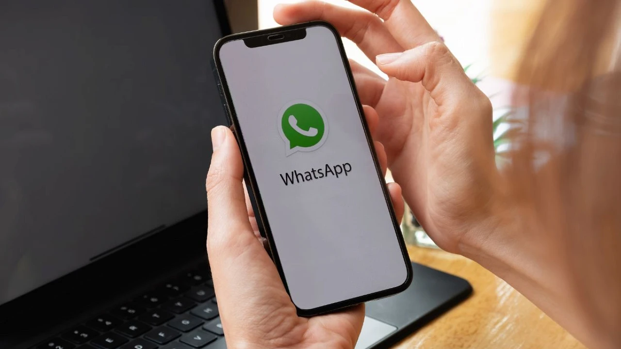 WhatsApp pesan spoiler, fitur baru WhatsApp, inovasi WhatsApp, WABetaInfo, sembunyikan chat WhatsApp, WhatsApp Beta Android iOS, teks spoiler WA, privasi