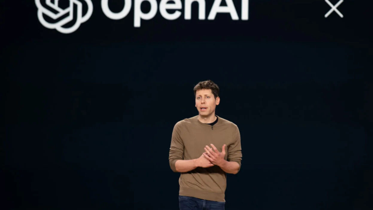Sam Altman, bos OpenAI, ChatGPT boros listrik, konsumsi air data center, AI vs manusia, energi ChatGPT, Elon Musk data center, krisis energi AI