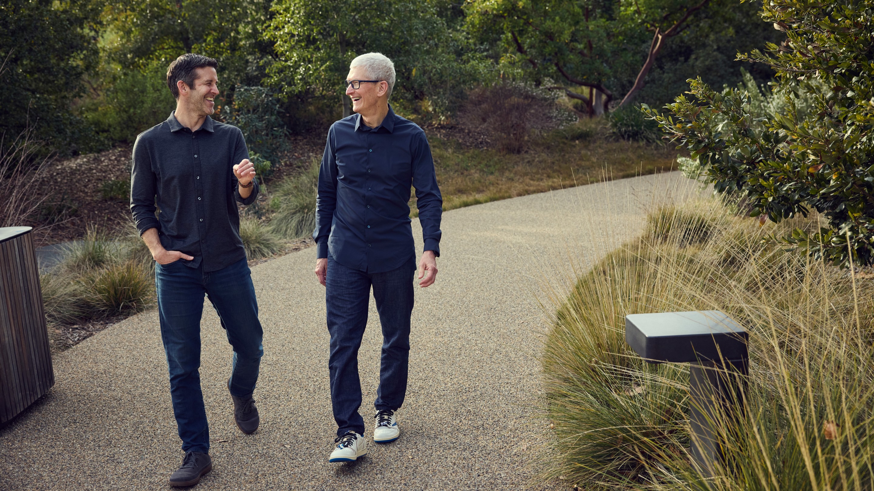 CEO baru Apple, John Ternus CEO Apple, Tim Cook mundur, Transisi kepemimpinan Apple, Profil John Ternus, Apple Executive Chairman