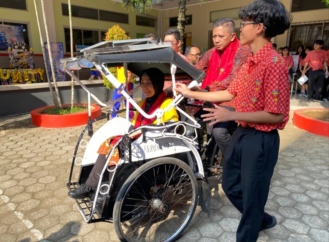 Becak listrik tenaga surya, Inovasi pelajar Purwokerto, E-Cak Puhua School, Transportasi ramah lingkungan, Becak listrik murah