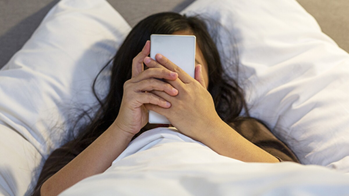 buka HP saat bangun tidur, bahaya main HP pagi hari, dampak buruk gadget, riset IDC, penyebab stres pagi hari, cara agar tidak main HP, produktivitas.