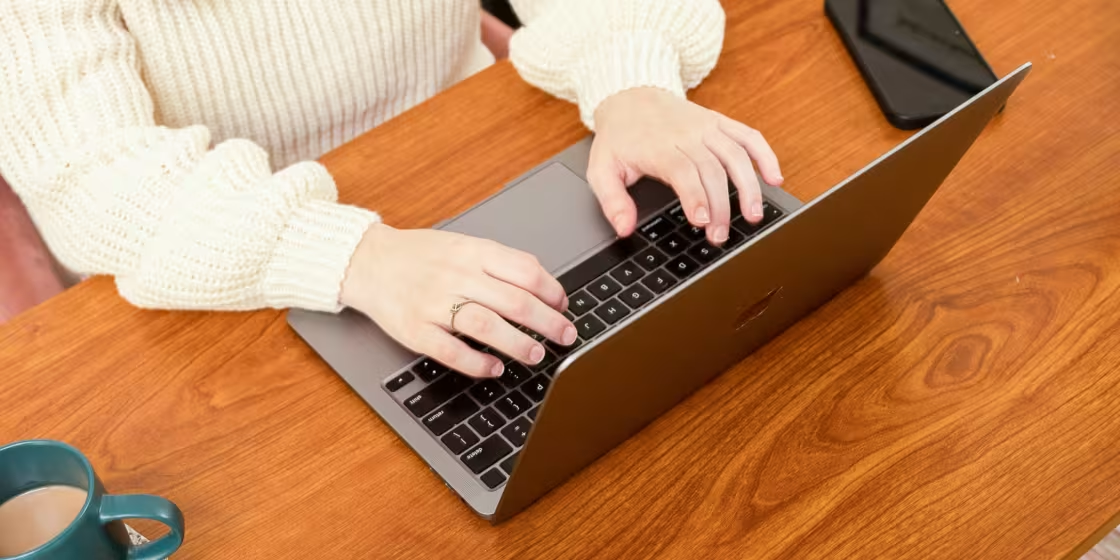 cara cek kesehatan baterai laptop, battery health laptop, cek baterai Windows 10, baterai Windows 11, cek battery health MacBook, cycle count baterai.