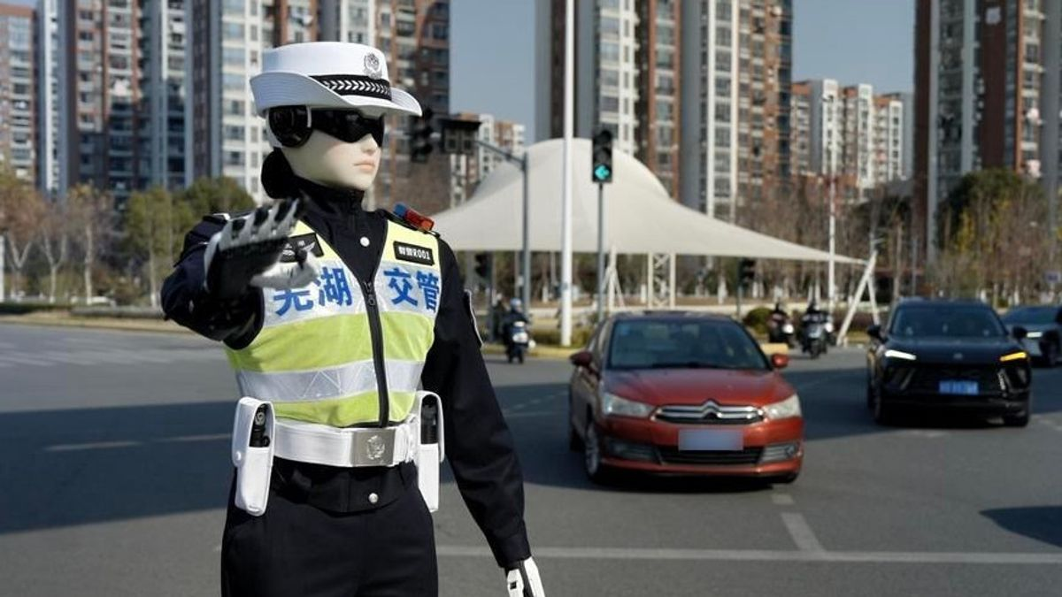 Polisi robot China, lalu lintas AI Hangzhou, teknologi robotika China, keamanan jalan raya AI, inovasi transportasi China, robot polisi lalu lintas.