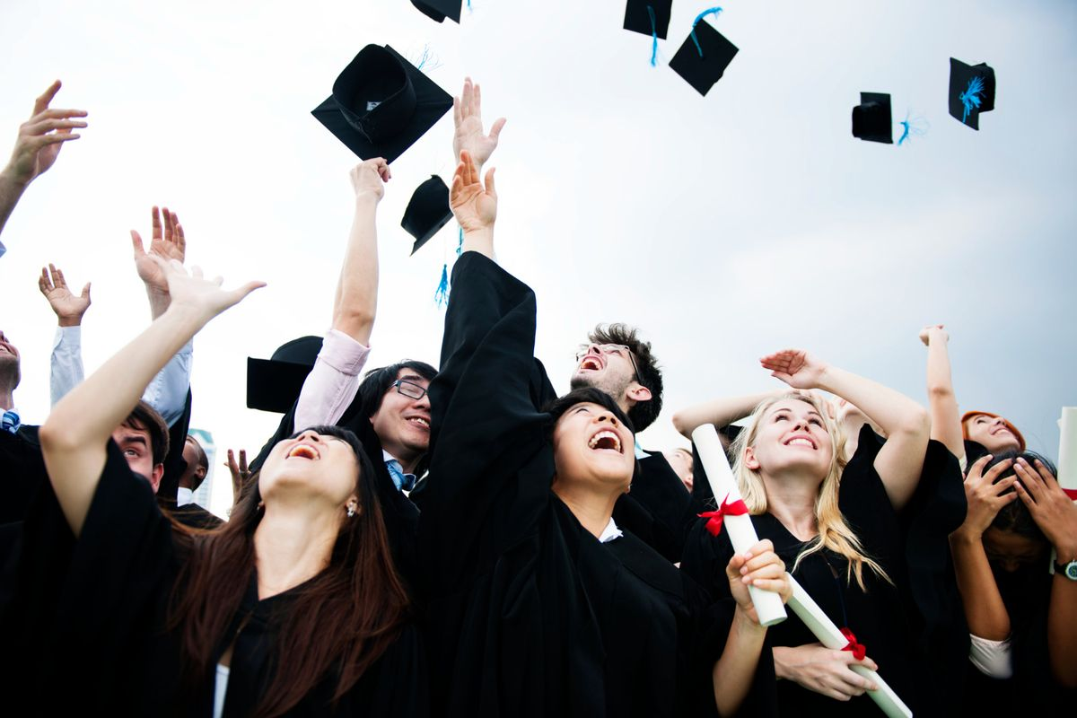 fresh graduate developer senior 2 tahun Sagara Technology sertifikasi outsourcing